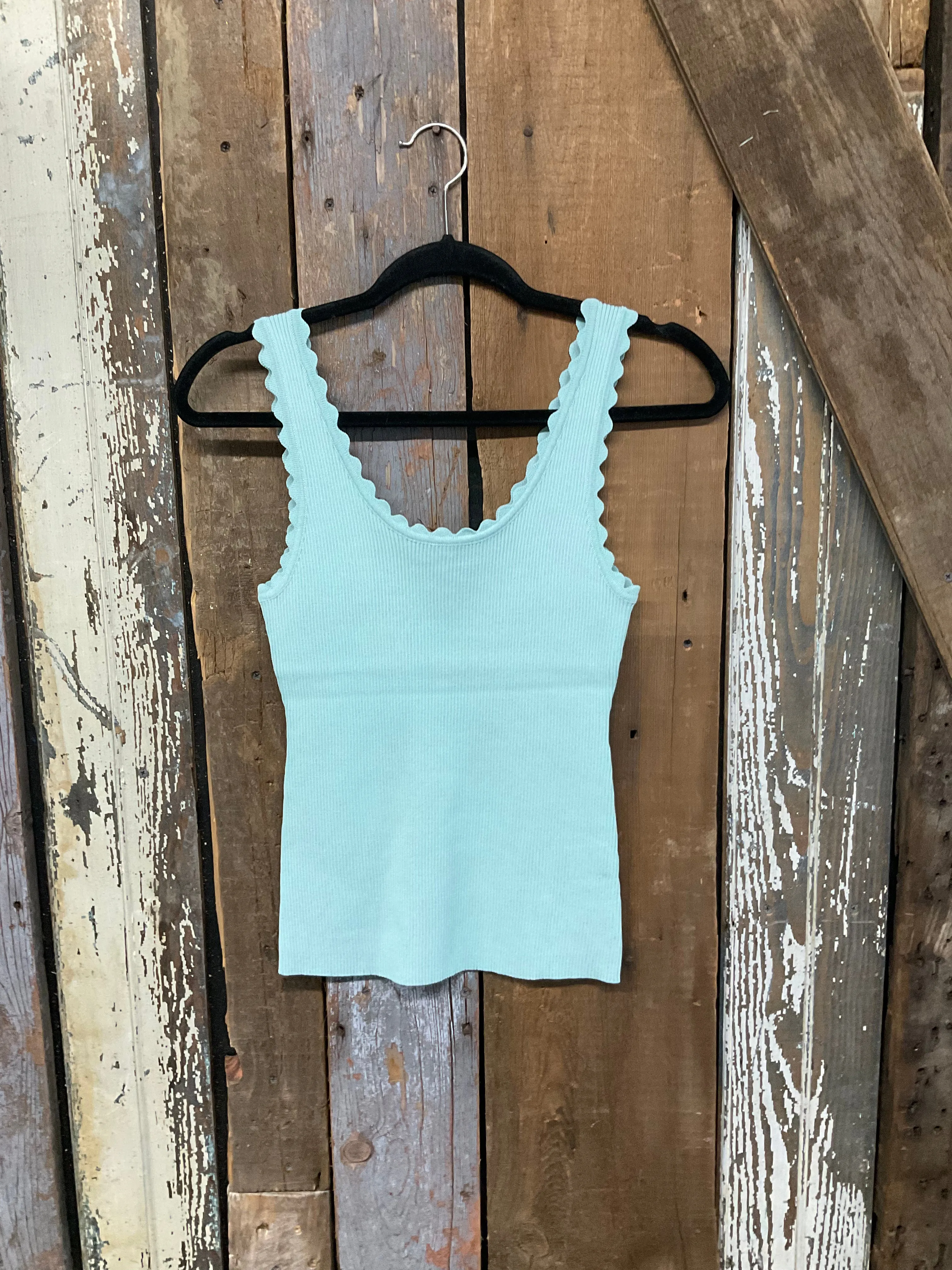 Scallop Edge Tank